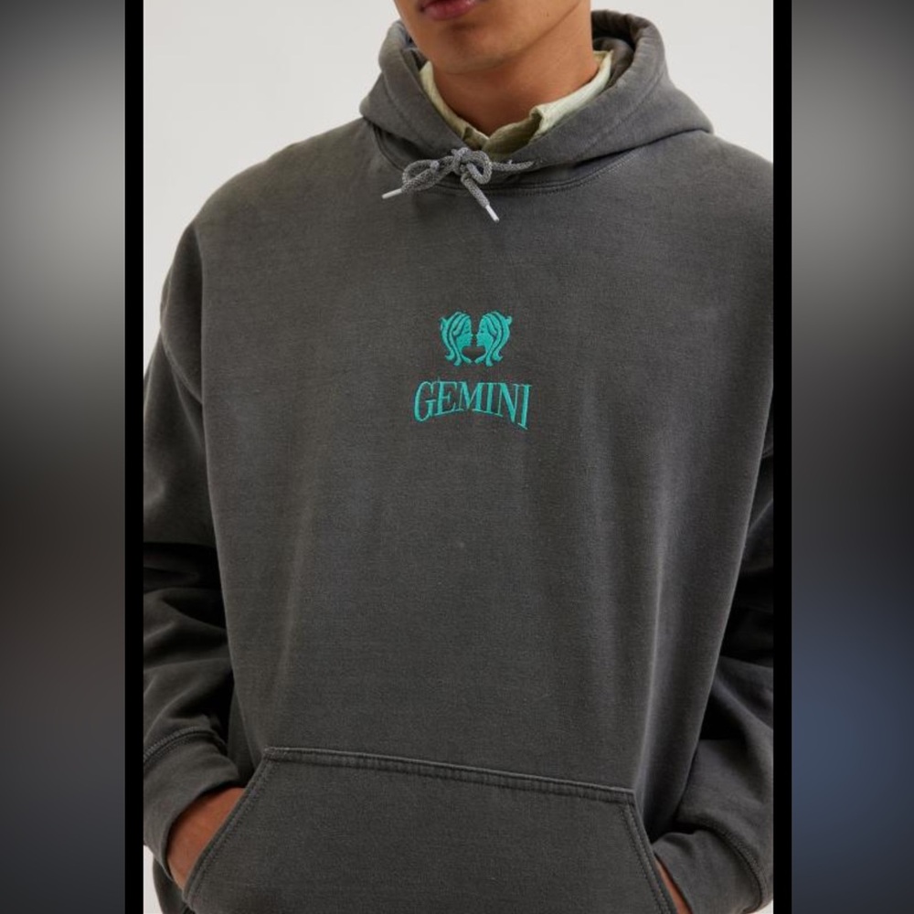 NWOT URBAN OUTFITTERS GEMINI HOODIE SMALL